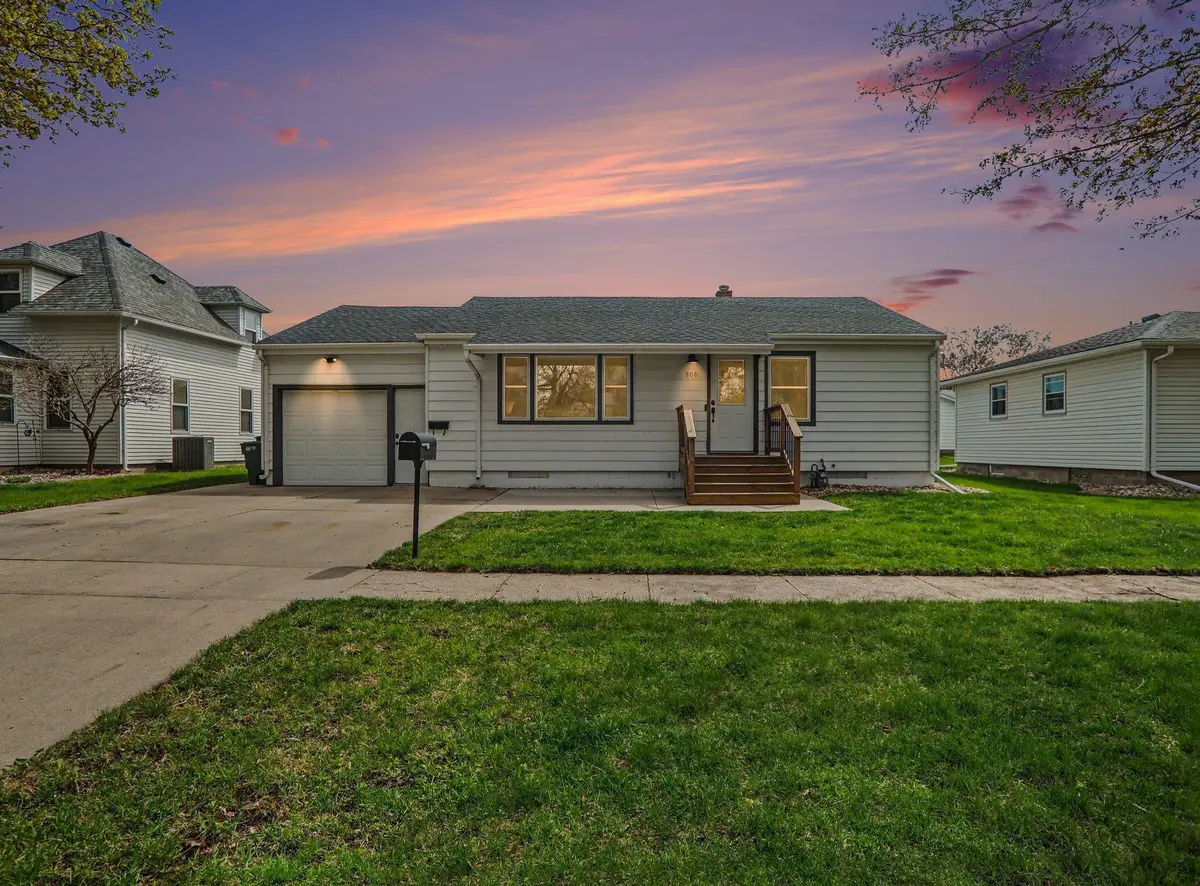 808 N Oakley ST, Luverne, MN 56156