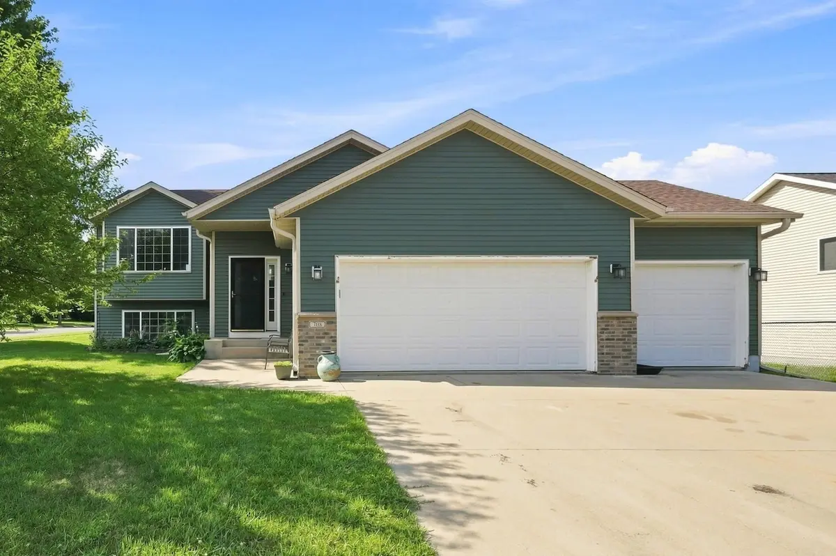 708 Maplebrook DR NE, Stewartville, MN 55976