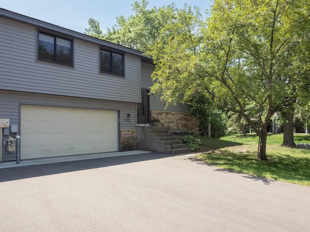 7201 Pontiac CIR, Chanhassen, MN 55317