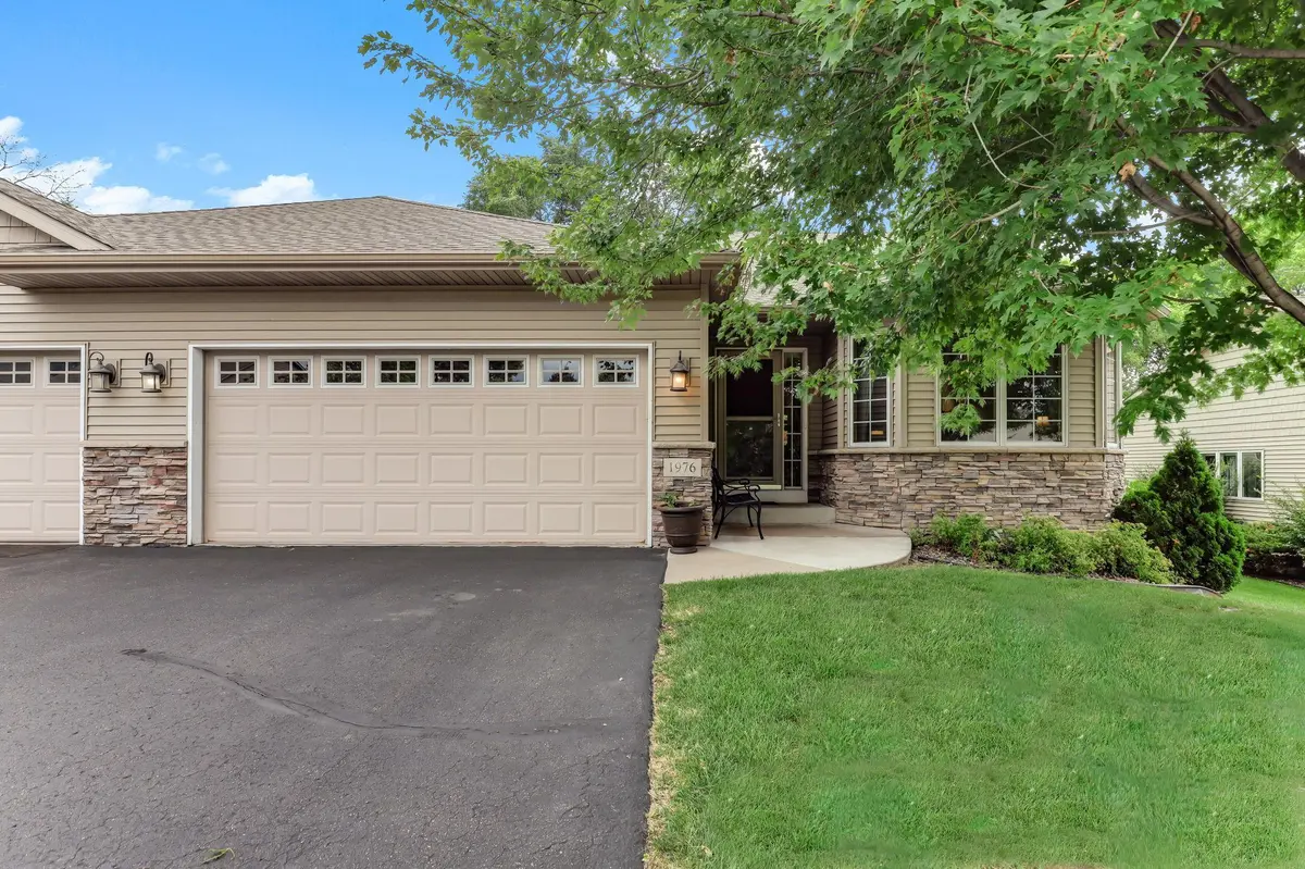 1976 Castle CT E, Maplewood, MN 55109