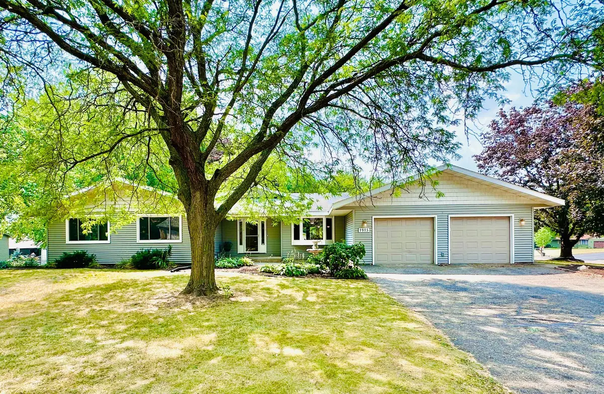 1915 Twin Circle DR, Mendota Heights, MN 55118