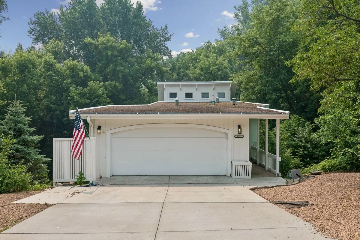 3225 W 54th ST, Edina, MN 55410