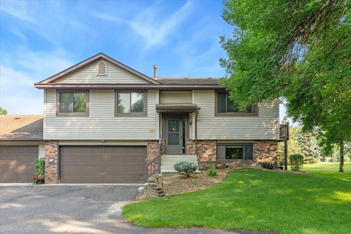 566 Donegal CIR, Shoreview, MN 55126