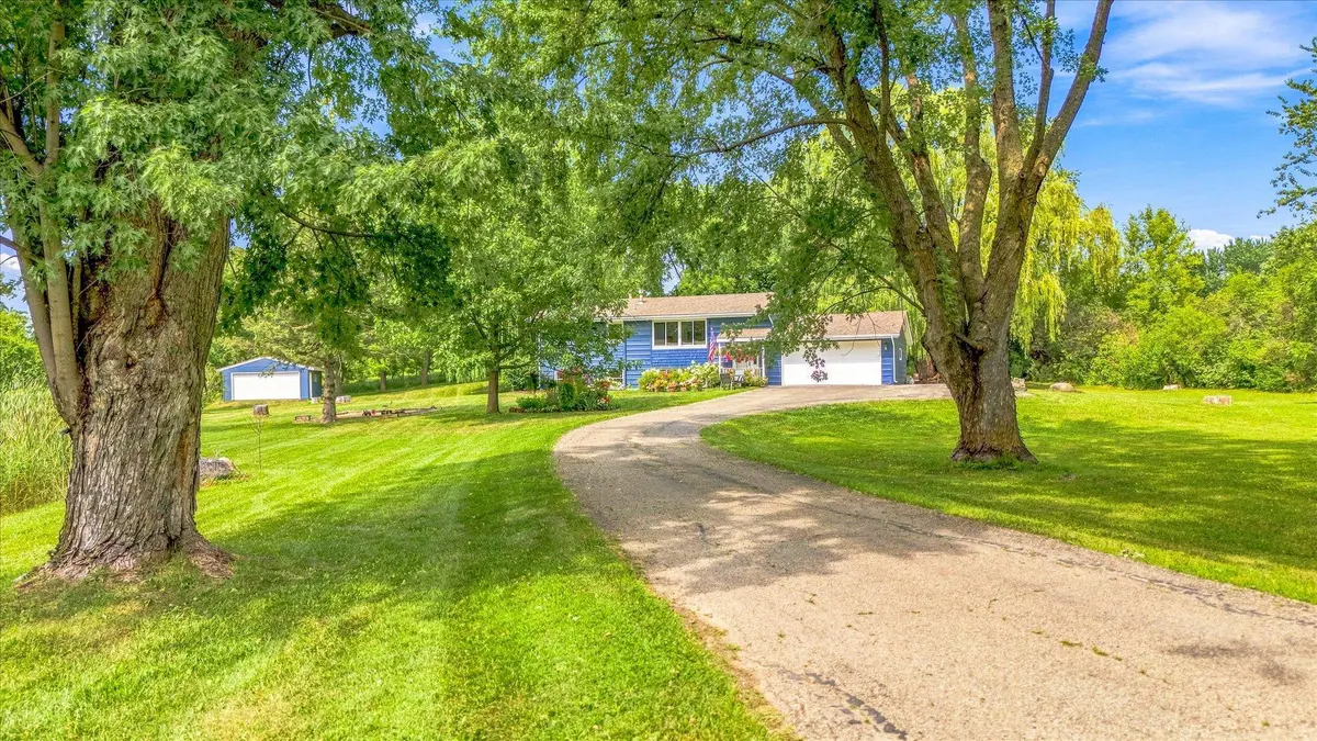 18480 Country Squires CIR, Prior Lake, MN 55372