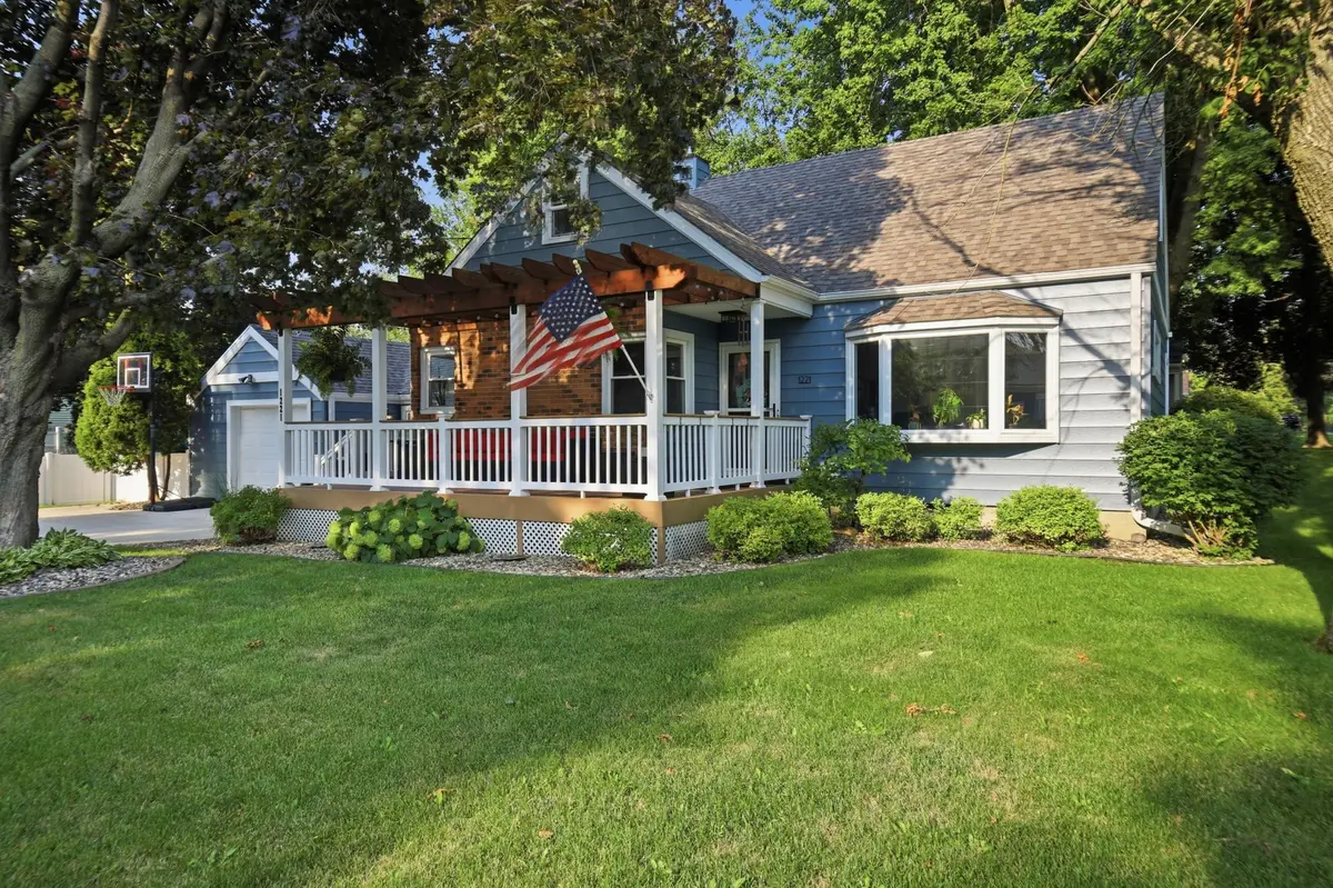 1221 S Grove AVE, Owatonna, MN 55060