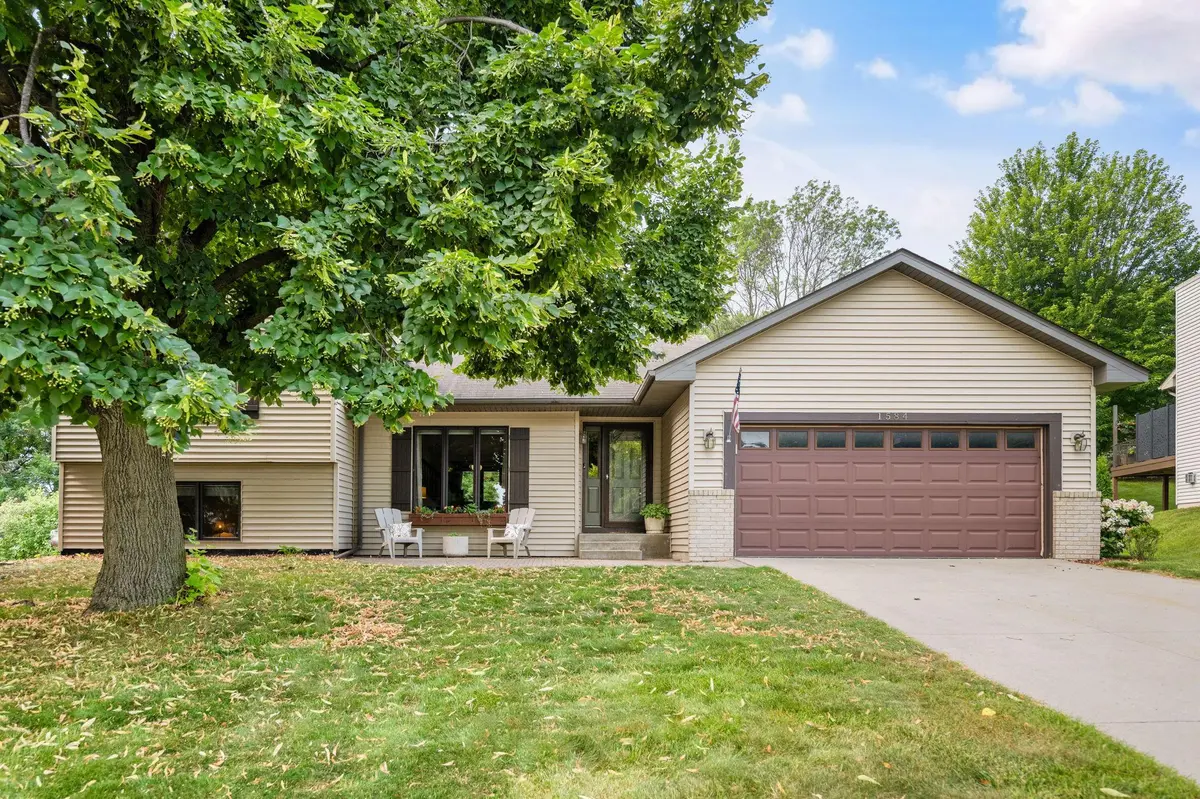 1584 Lake Susan Hills DR, Chanhassen, MN 55317