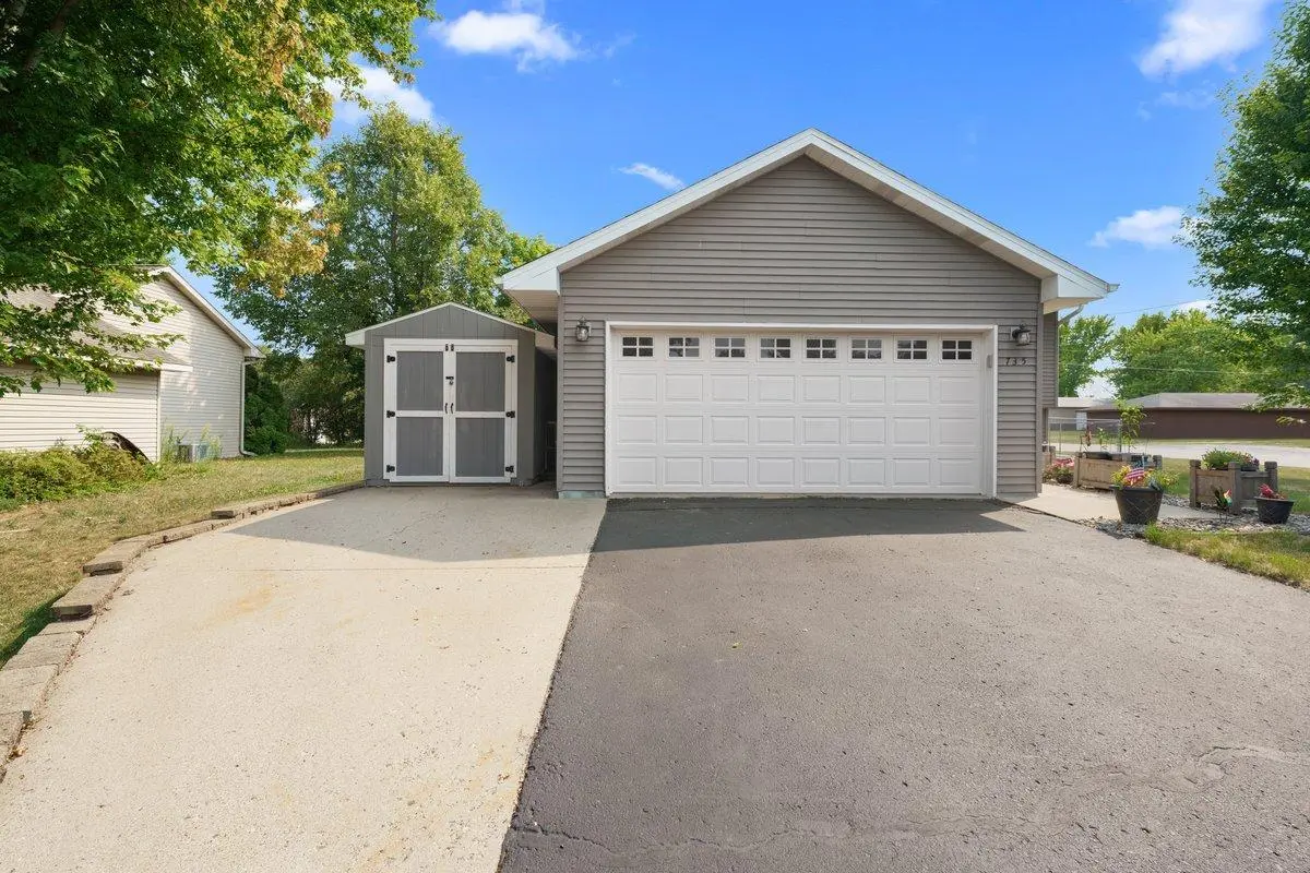 735 Laura ST, Prescott, WI 54021