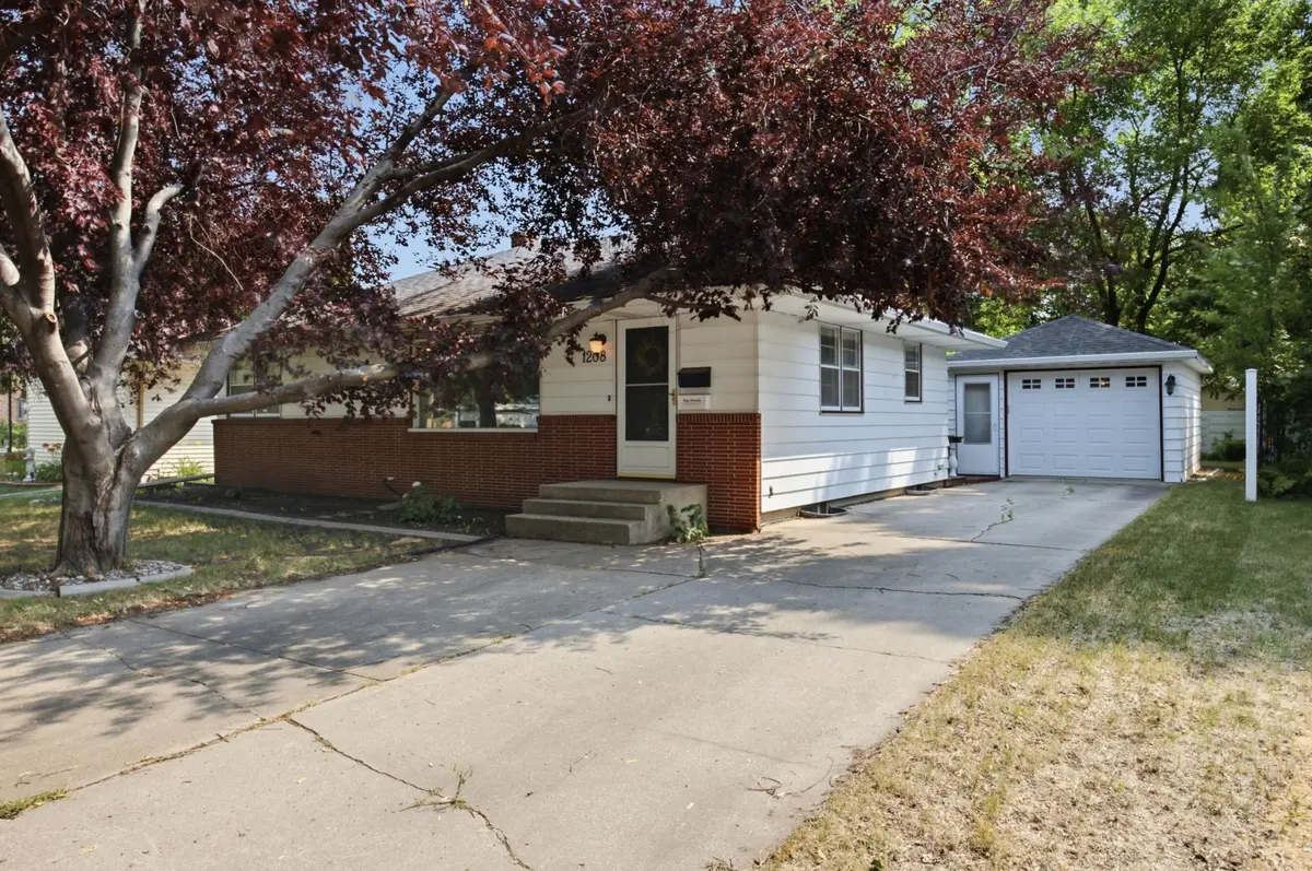 1208 18th ST S, Moorhead, MN 56560