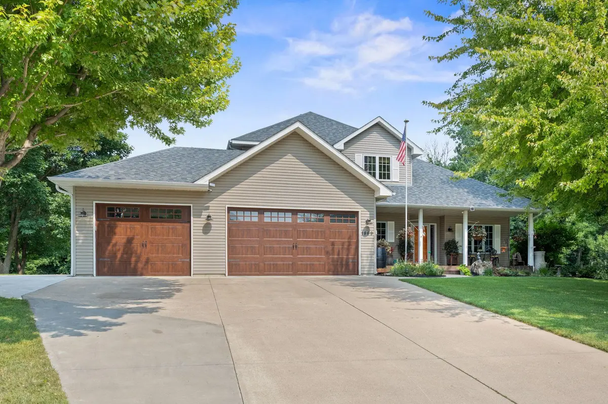 1869 White Oak DR, Chaska, MN 55318