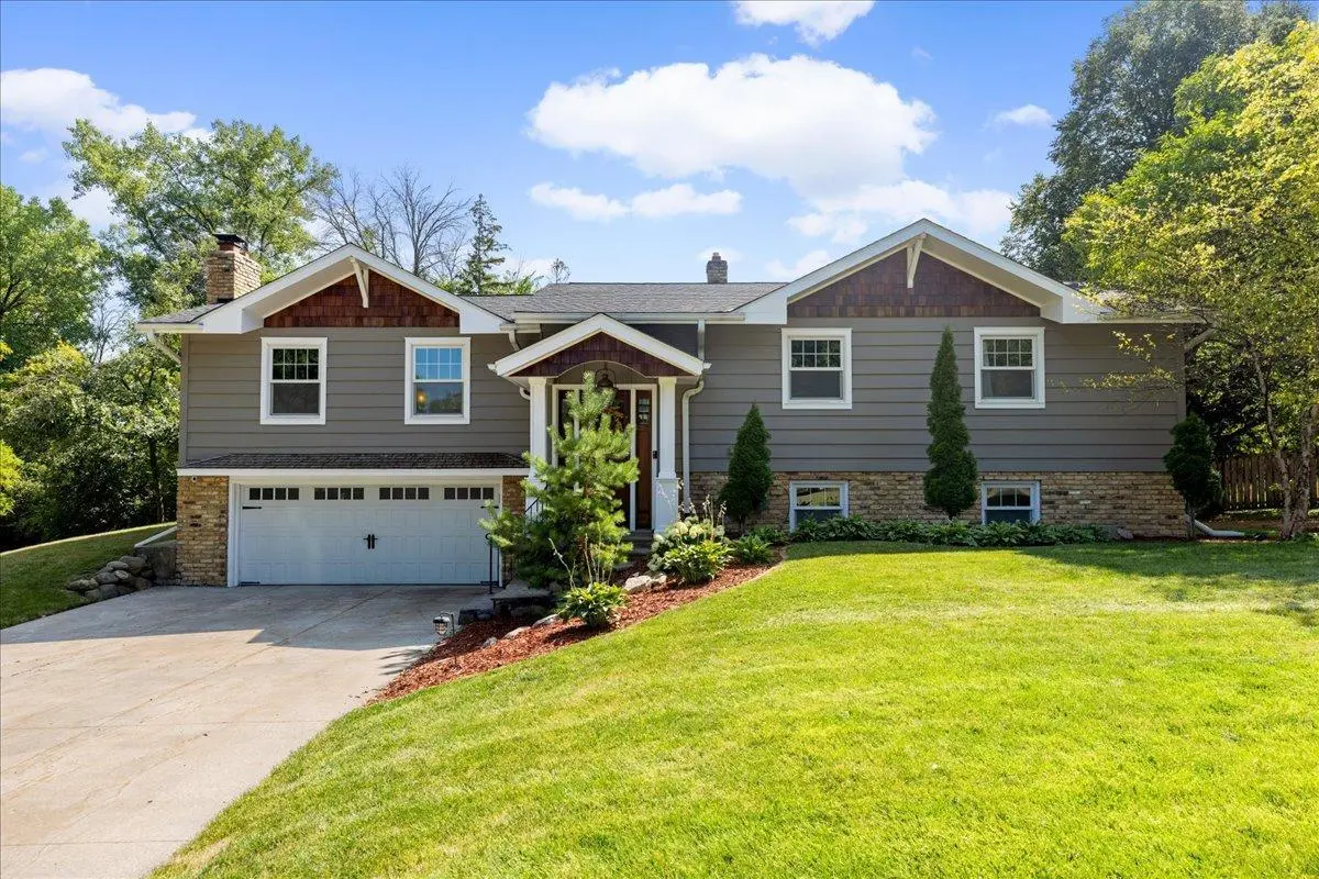 13529 Larkin DR, Minnetonka, MN 55305