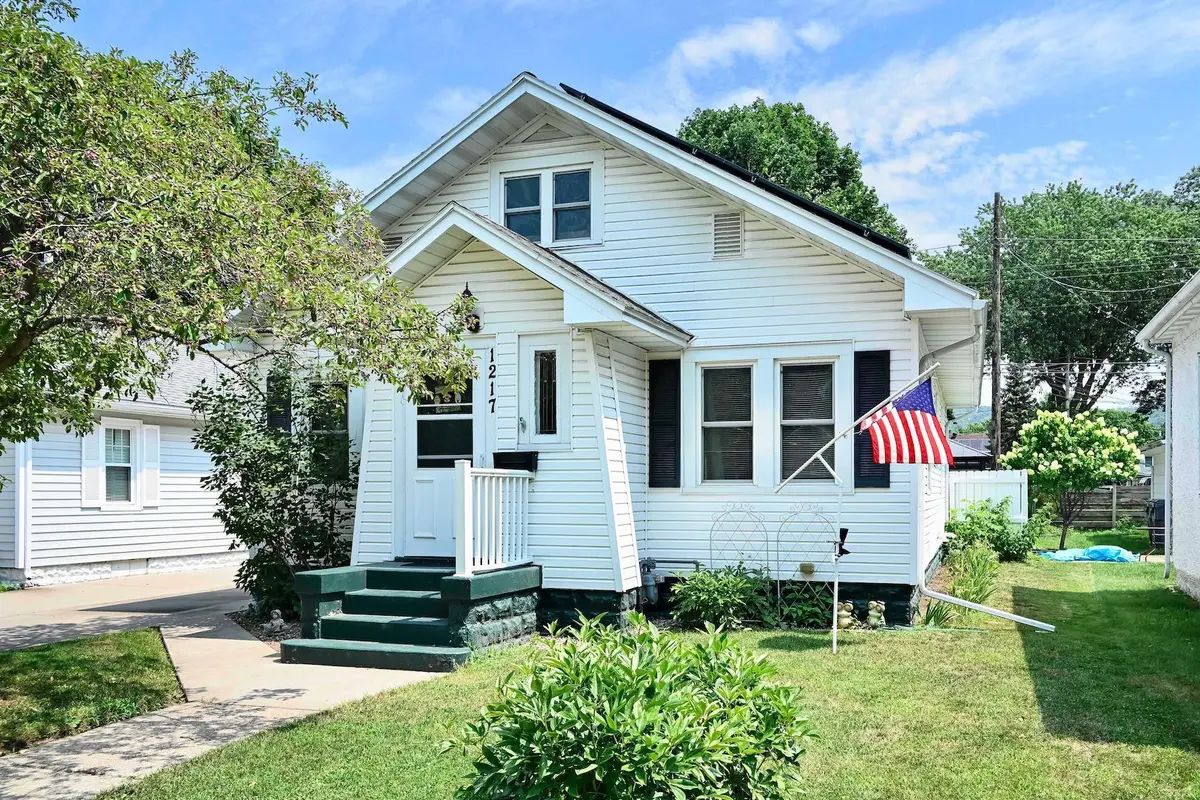 1217 East AVE S, La Crosse, WI 54601