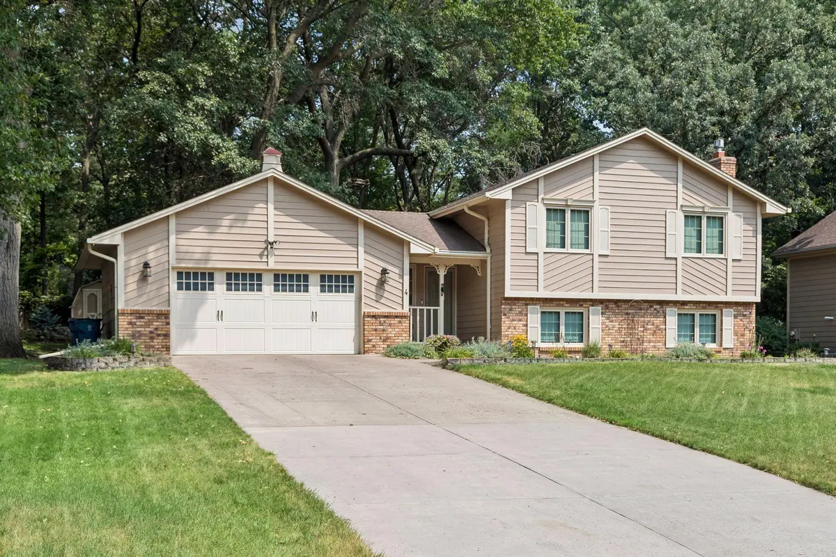 4 Pleasant View LN, Circle Pines, MN 55014