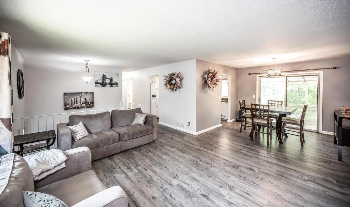 1401 Raleigh DR, Burnsville, MN 55337