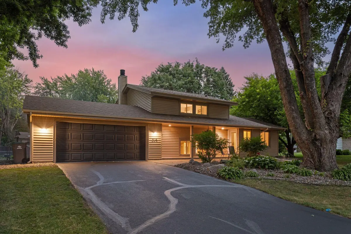 514 Laredo LN, Chanhassen, MN 55317