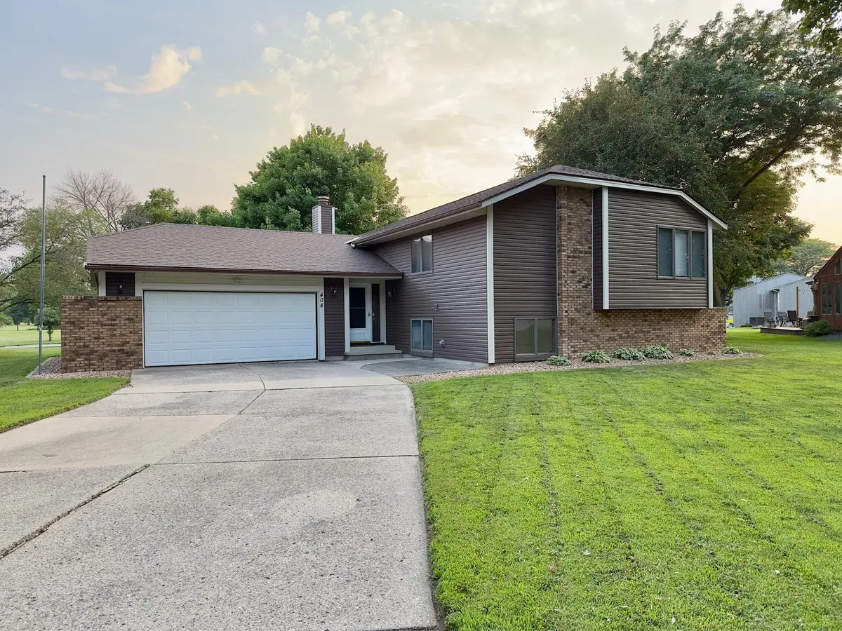 404 Crescent DR, Albert Lea, MN 56007
