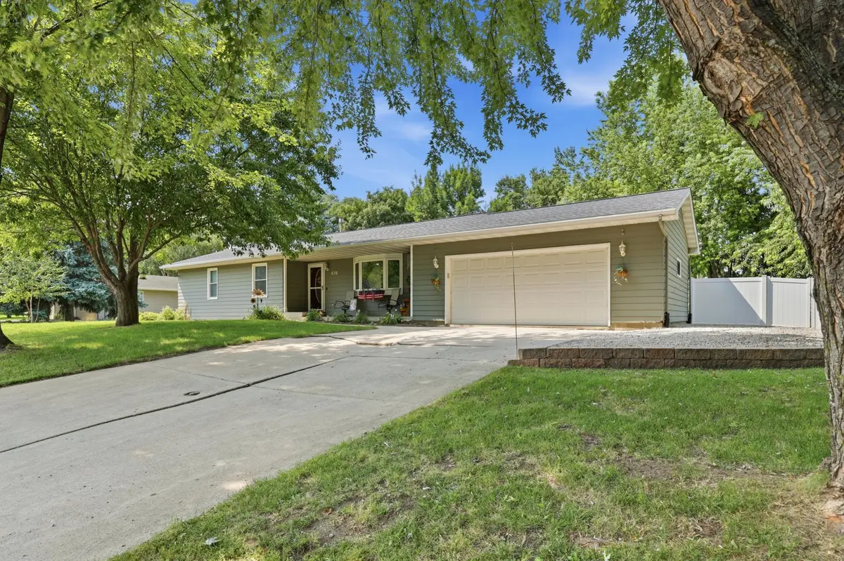 636 Shady Creek CIR, Winsted, MN 55395