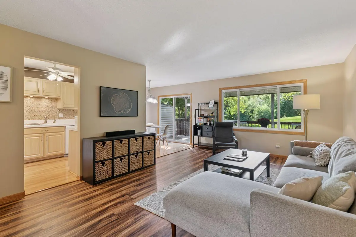 146 River Woods LN, Burnsville, MN 55337