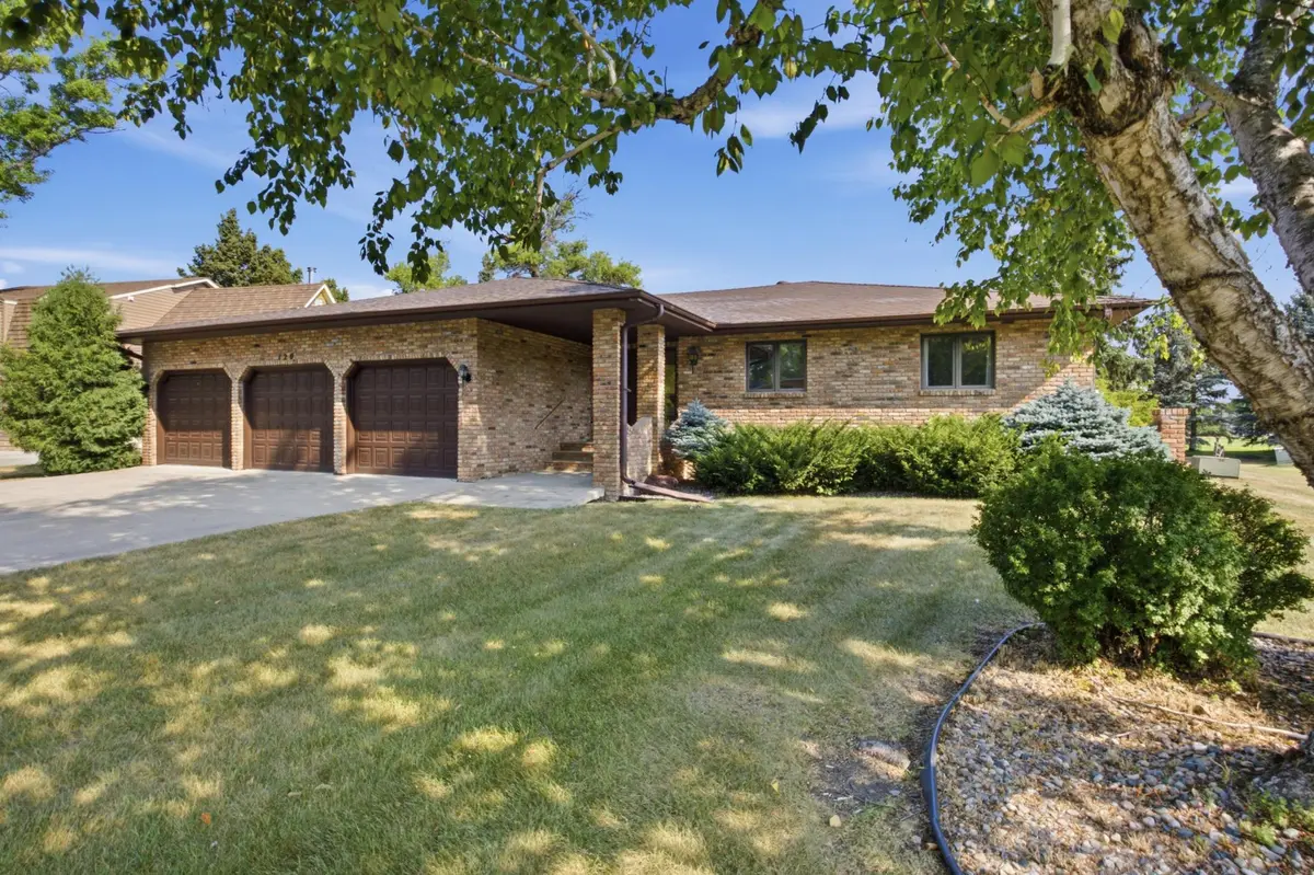120 Prairiewood DR S, Fargo, ND 58103