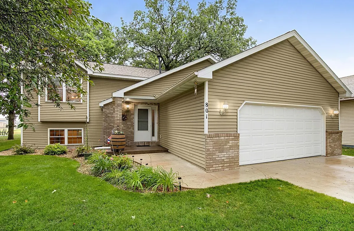 801 Sunwood Park DR, Waite Park, MN 56387