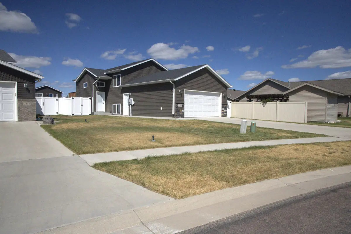 3316 MAPLE LEAF LOOP S, Fargo, ND 58104