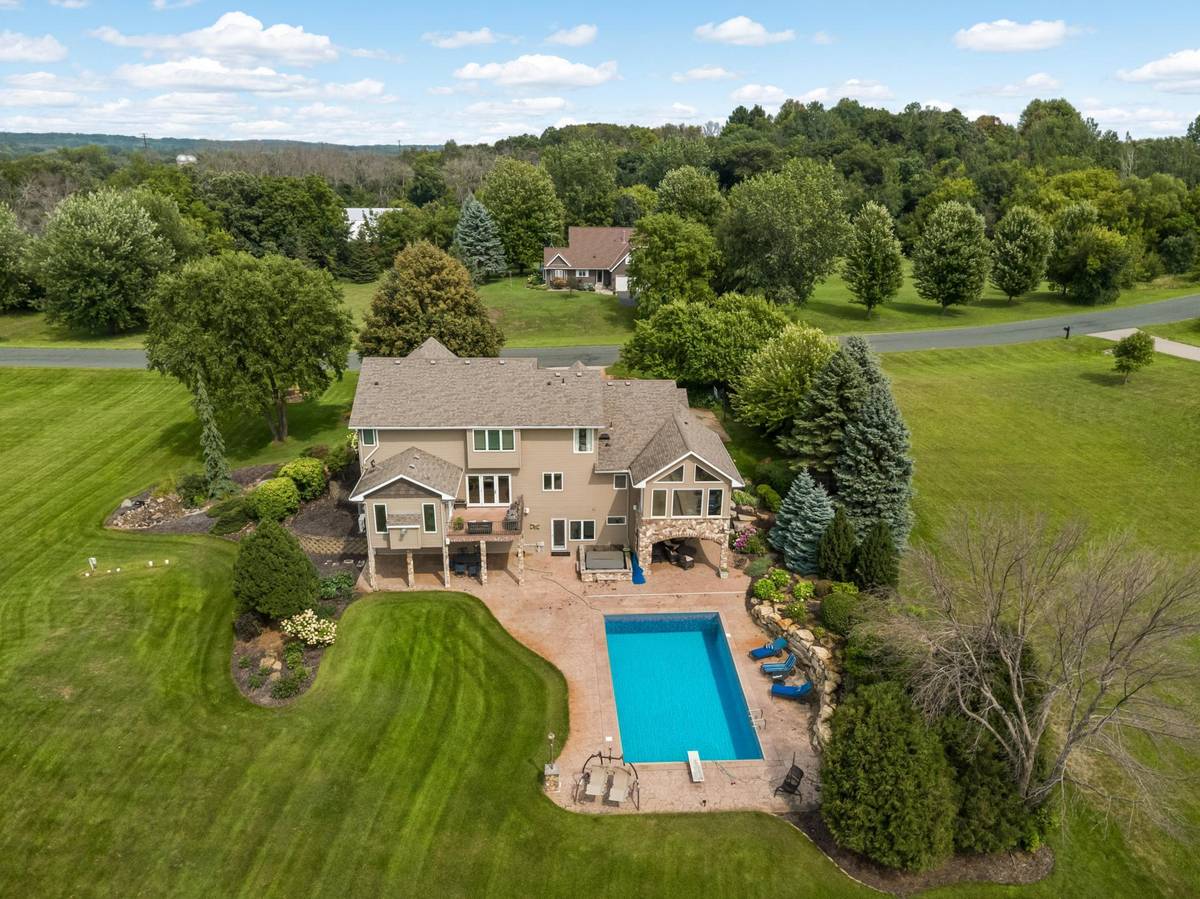24600 Emerald LN, Lakeville, MN 55044