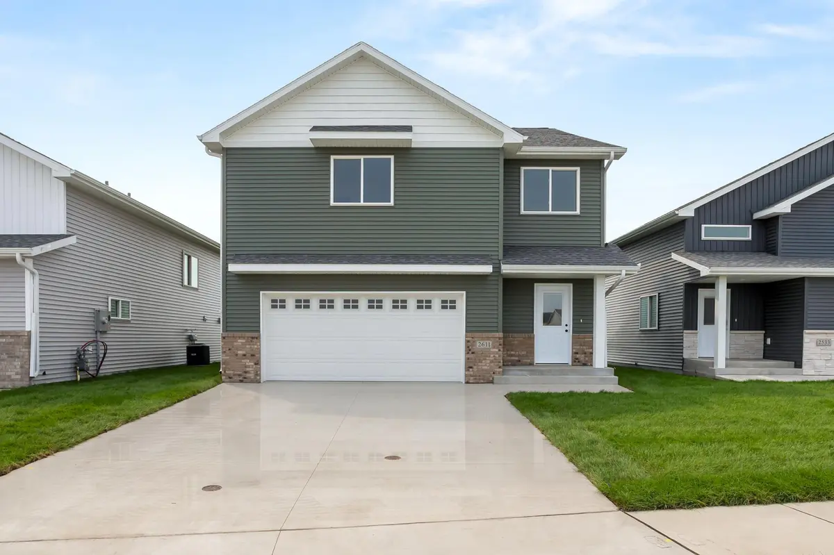 2611 38 AVE S, Moorhead, MN 56560
