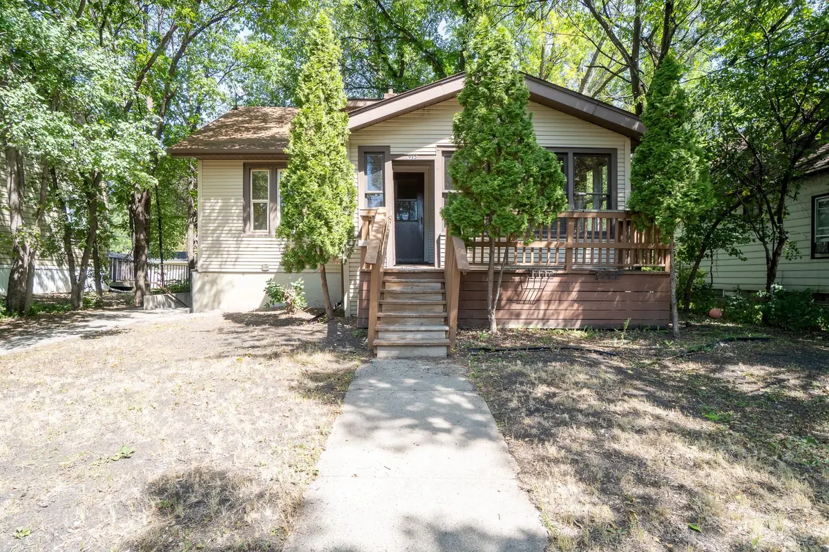 915 College ST N, Fargo, ND 58102