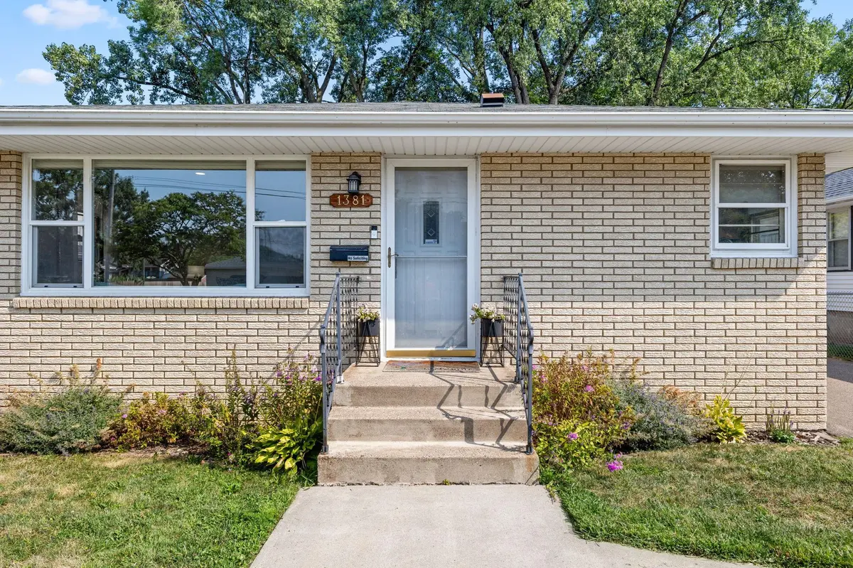 1381 Hoyt AVE E, Saint Paul, MN 55106