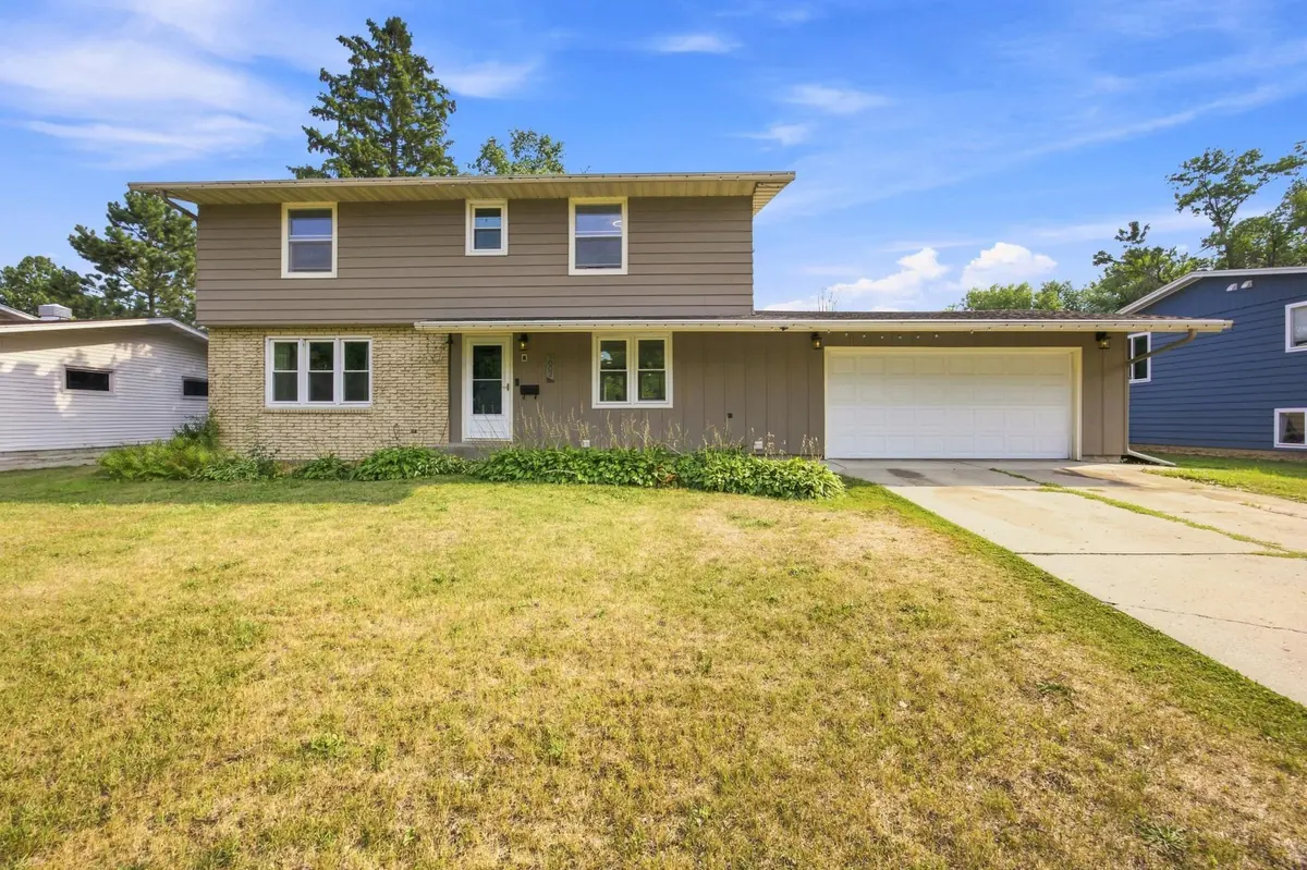 1002 24th AVE S, Fargo, ND 58103