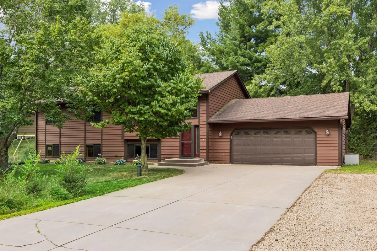 1076 Cottonwood DR, Hudson, WI 54016