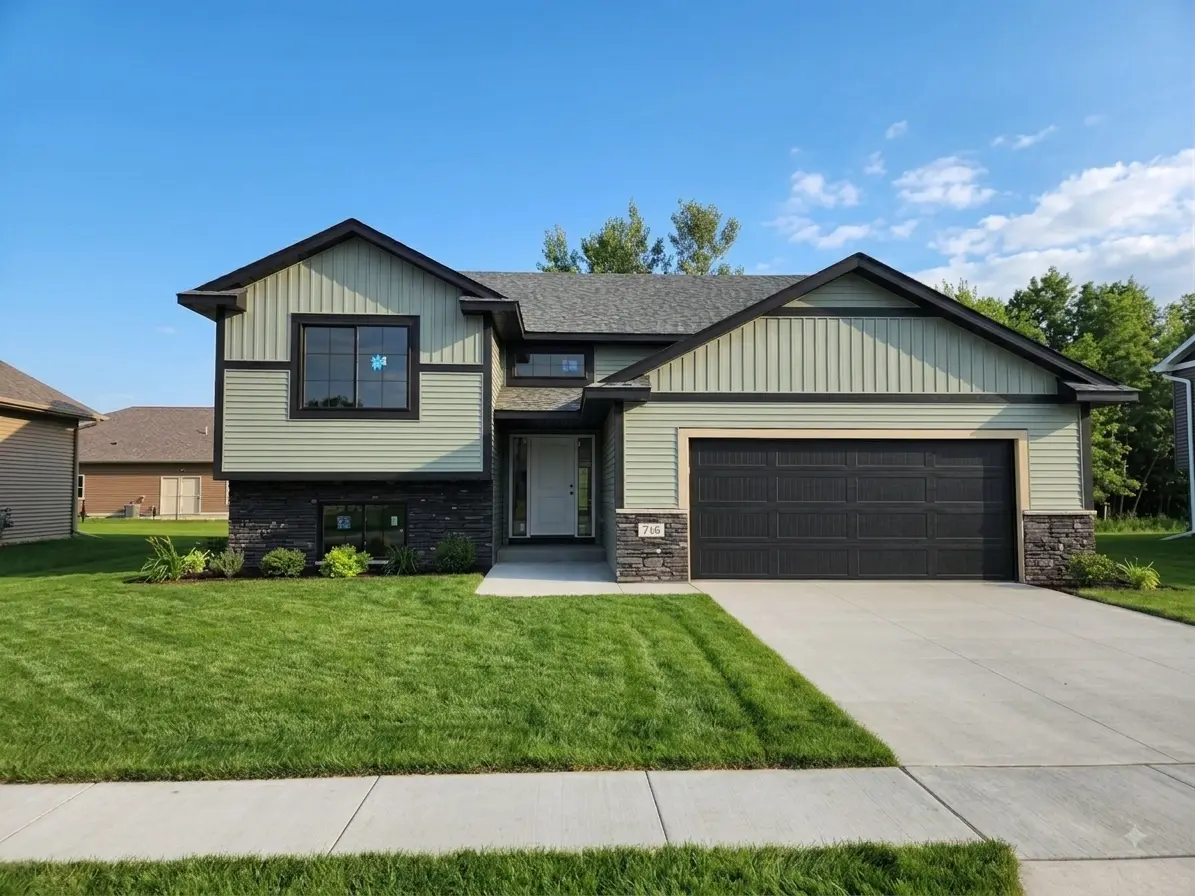 718 Margaret AVE NE, Isanti, MN 55040
