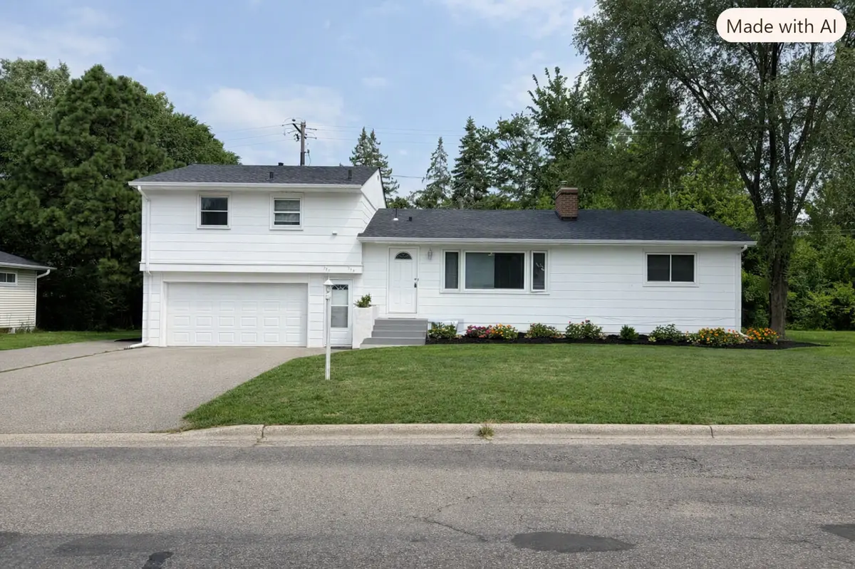 725 Robinwood LN, Hopkins, MN 55305