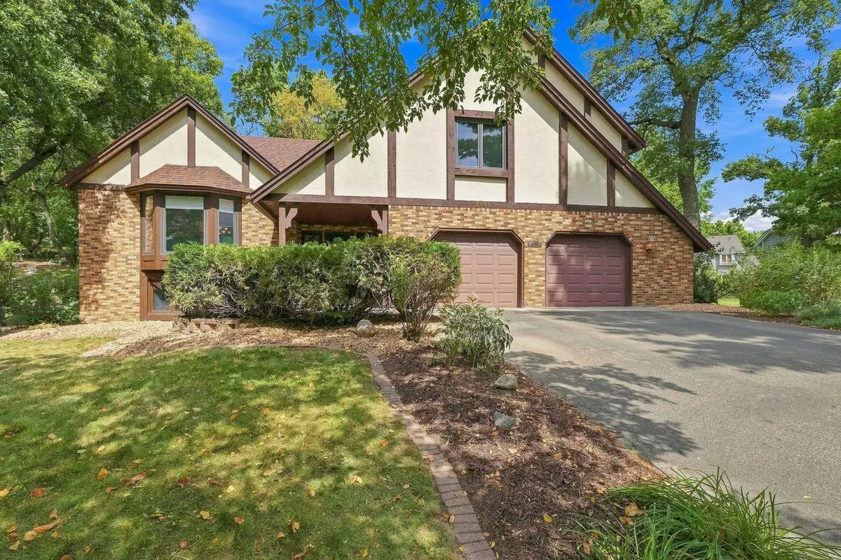 7885 Lower 139th CT, Apple Valley, MN 55124