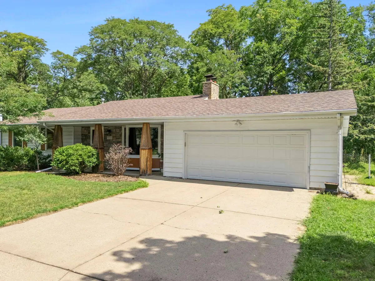 9725 Queen RD, Bloomington, MN 55431