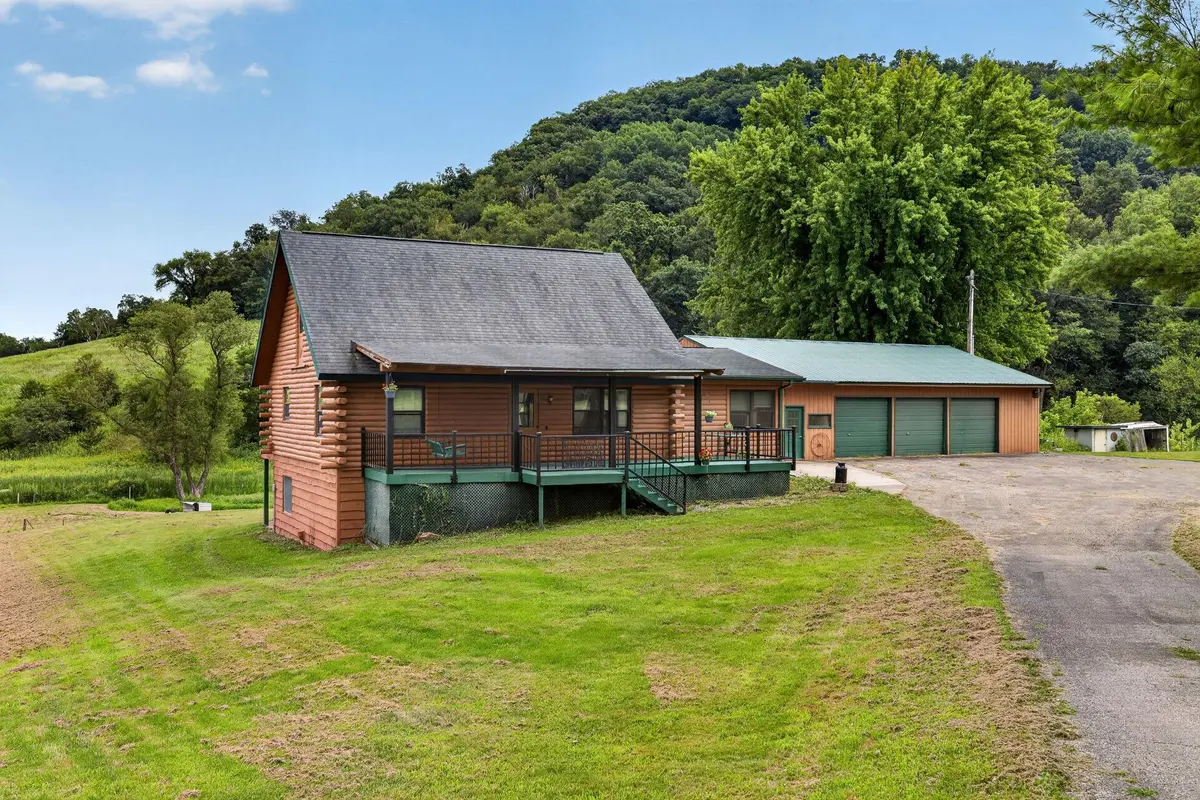 565 Beckman RD, La Crescent, MN 55947