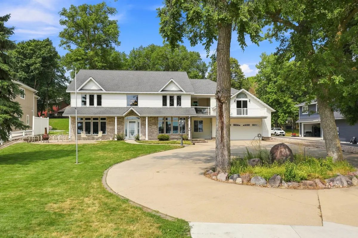 1082 W Lake DR, Detroit Lakes, MN 56501