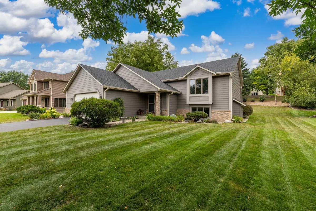 1123 Ridge Bluff DR, Chaska, MN 55318