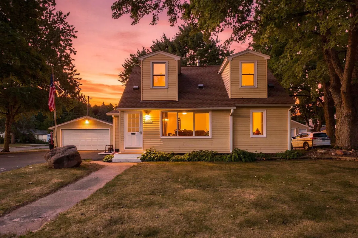 1474 Burke AVE E, Maplewood, MN 55109