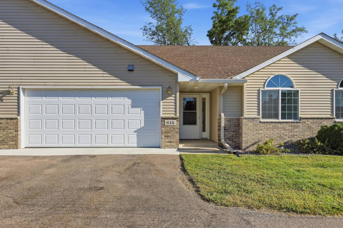 614 Golden Gate LN, Winsted, MN 55395