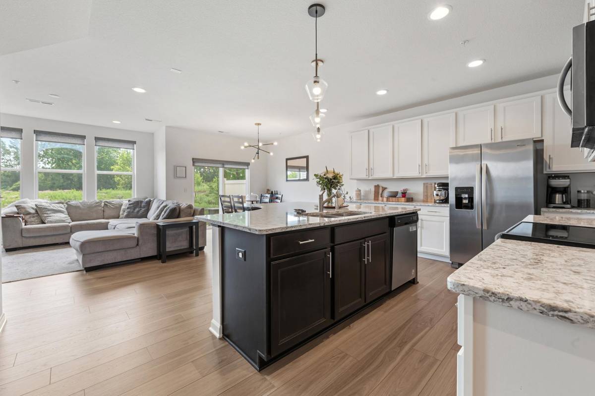 762 Stonegate RD, Chanhassen, MN 55317