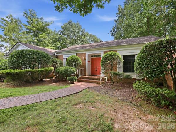 12 Legendary RD, Hendersonville, NC 28739