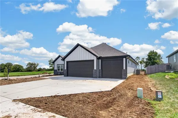 11109 E 209TH ST, Peculiar, MO 64078