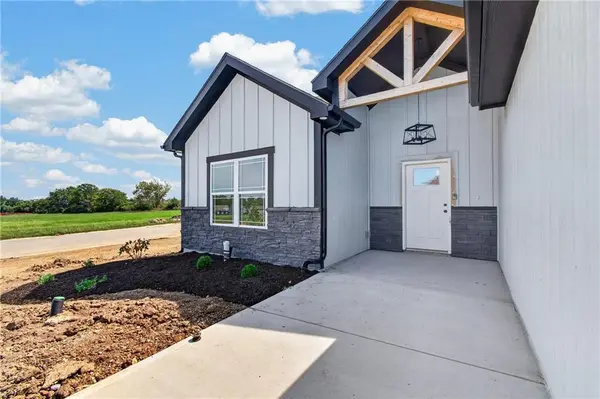 11109 E 209TH ST, Peculiar, MO 64078