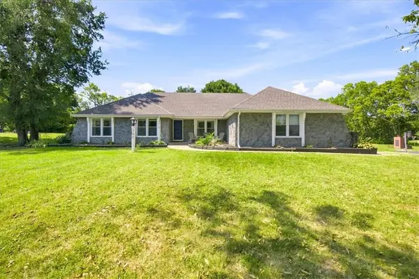 702 2nd AVE, Greenwood, MO 64034