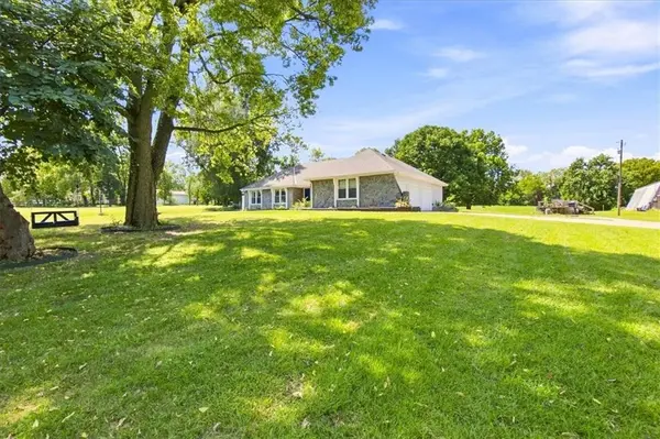 702 2nd AVE, Greenwood, MO 64034