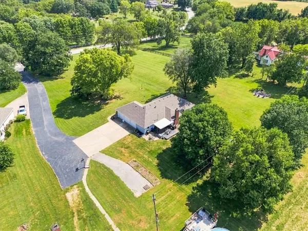 702 2nd AVE, Greenwood, MO 64034
