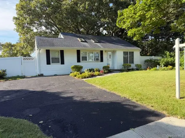 7 Squires AVE, Port Jefferson Station, NY 11776