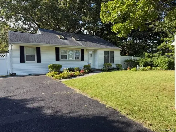 7 Squires AVE, Port Jefferson Station, NY 11776