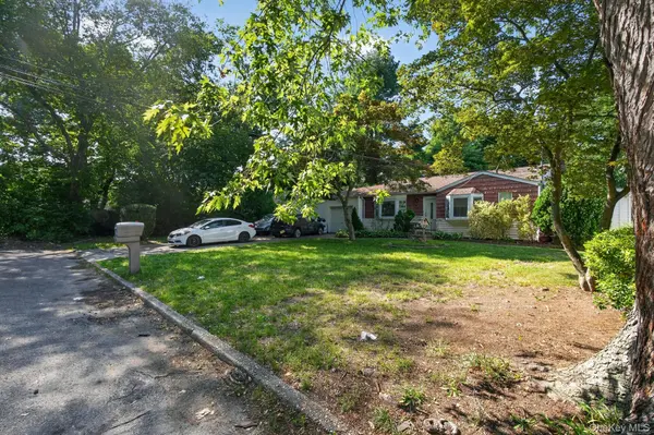 3 Hickory PL, Bay Shore, NY 11706