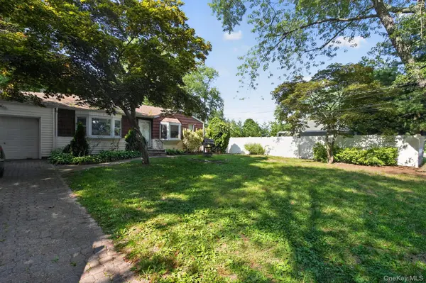 3 Hickory PL, Bay Shore, NY 11706